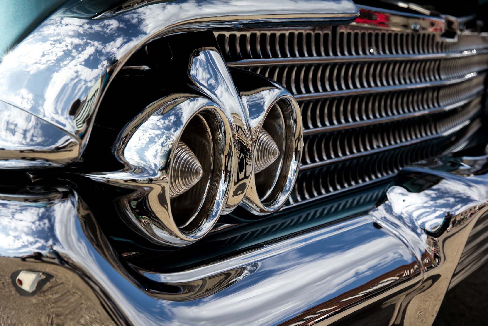 Macrodetail van verchroomde koplampen en grille van een klassieke auto