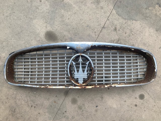 Maserati grill vóór de behandeling